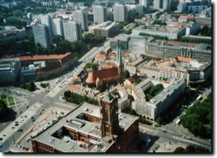 Blick auf ds Rote Rathaus und das Nikolaiviertel